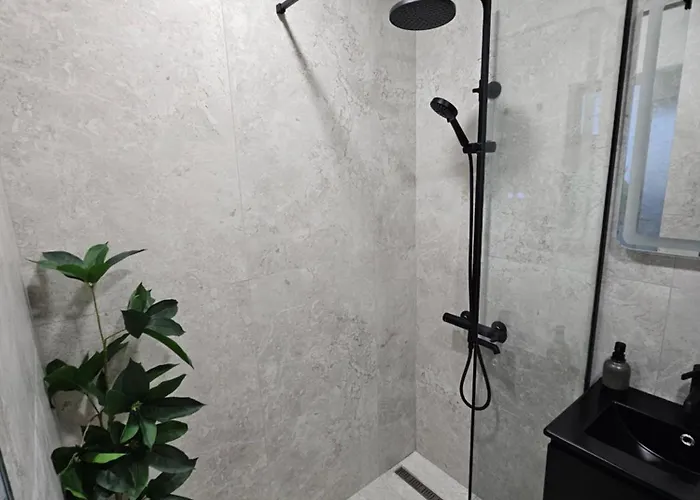 Stylish And Modern 1bdrm Free Private Parking アパート *